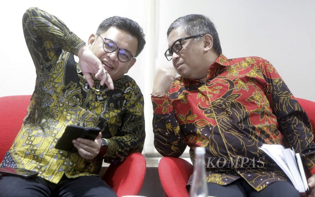 Wakil Ketua Umum Partai Golkar Ace Hasan Syadzily (kiri) berbincang dengan Sekretaris Jenderal PDI-P Hasto Kristiyanto di sela-sela diskusi Afternoon Tea#19 Kompas Collaboration Forum (KCF) di Gedung Kompas Gramedia, Palmerah Selatan, Jakarta, Jumat (13/9/2024).