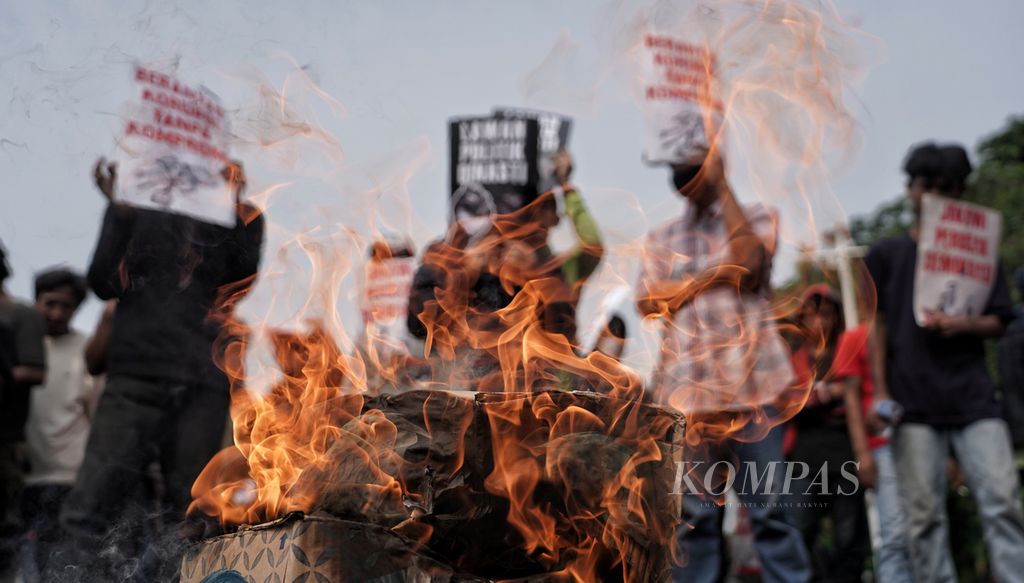 Api dinyalakan saat massa menggelar aksi untuk menyambut peringatan Hari Hak Asasi Manusia Sedunia dan Hari Antikorupsi Sedunia di depan Silang Monas, Jakarta, Kamis (7/12/2023).