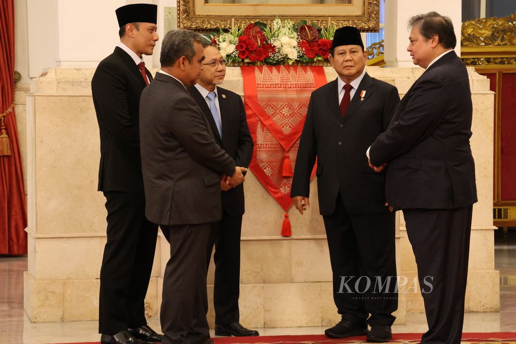 Sekretaris Jenderal Partai Gerindra berbincang dengan Menteri Pertahanan sekaligus  presiden terpilih Prabowo Subianto dan sejumlah menteri lainnya di Istana Negara, Jakarta, Kamis (18/7/2024). 