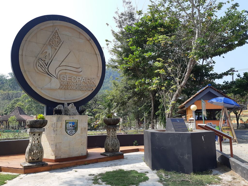 Sebuah tugu penanda dengan tulisan Geopark Karangsambung Karangbolong berdiri di Desa Karangbolong, Kecamatan Buayan, Kebumen, Jawa Tengah, Sabtu (5/6/2021).