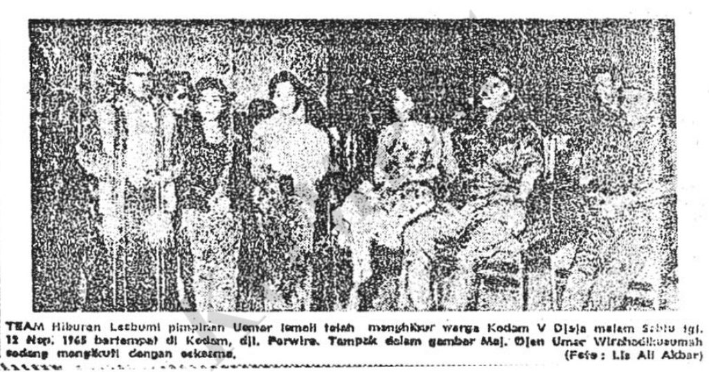 Foto tim hiburan Lesbumi pimpinan Usmar Ismail saat menghibur warga di Kodam V Brawijaya, Surabaya, Jumat (12/11/1965). 