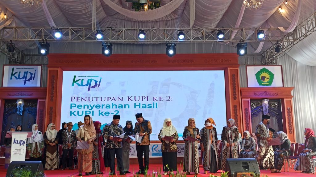 Kongres Ulama Perempuan Indonesia (KUPI)-2 di Pondok Pesantren Hasyim Asy’ari, Jepara, Jawa Tengah, resmi ditutup, Sabtu (26/11/2022), dan melahirkan delapan rekomendasi atau fatwa KUPI. 