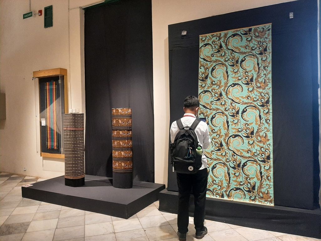 Pengunjung melihat koleksi kain tradisional di Museum Tekstil, Jakarta, Senin (21/11/2022).