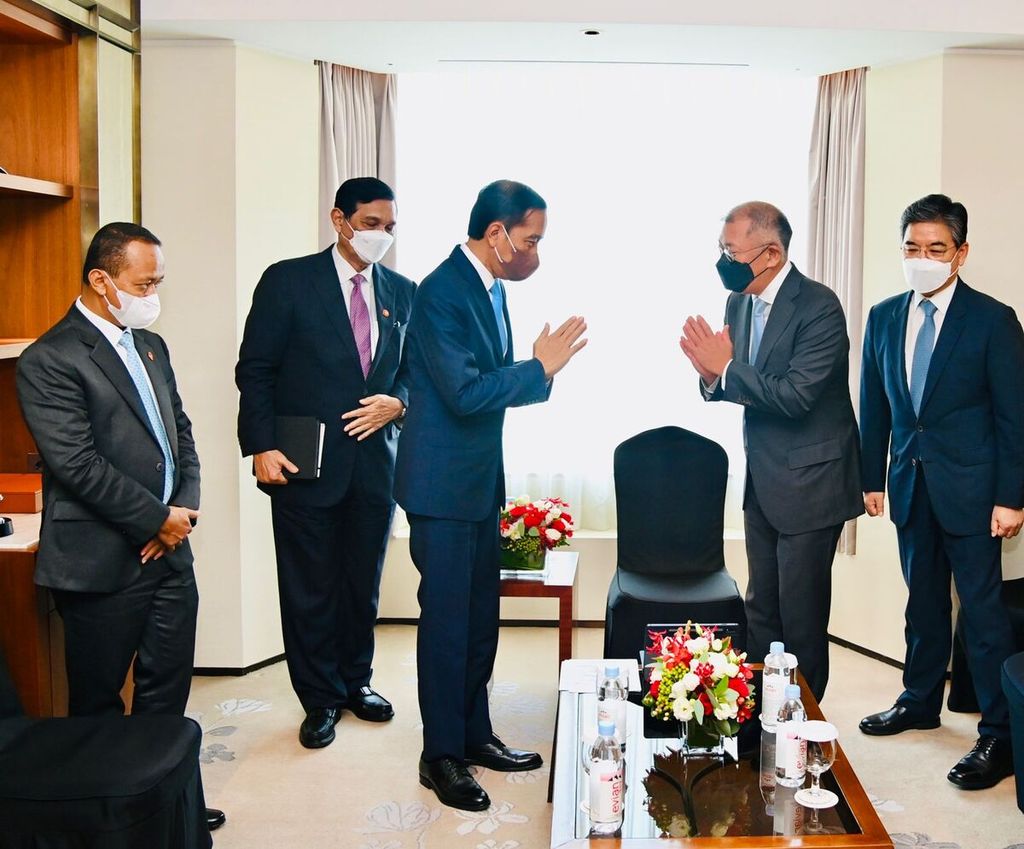 Presiden Joko Widodo menerima Executive Chairman Hyundai Motor Group Chung Eui-sun di Lotte Hotel, Seoul, Korea Selatan, Kamis (28/7/2022).