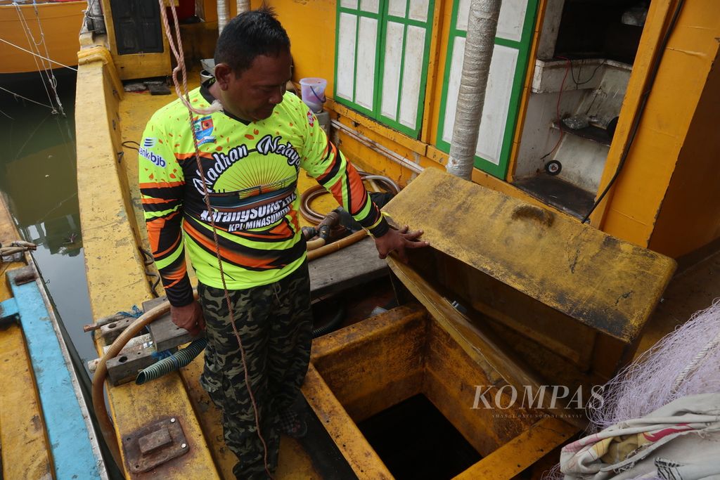 Caswinto, nakhoda KM Anugerah, menunjukkan tempat bahan bakar minyak yang kosong pada kapalnya di Karangsong, Kabupaten Indramayu, Jawa Barat, Kamis (9/6/2022). Caswinto dan sejumlah nelayan sudah tiga bulan tak melaut karena harga solar industri mencapai Rp 16.500 per liter untuk kapal ukuran besar.