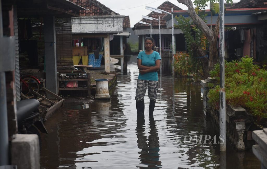 Seorang warga berjalan saat banjir di Desa Kedung Banteng, Kecamatan Tanggulangin, Kabupaten Sidoarjo, Jawa Timur, Rabu (1/2/2023). 