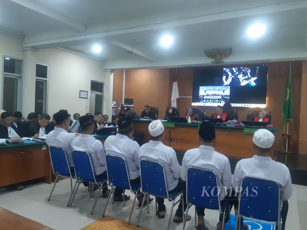 Sebanyak enam terpidana kasus pembunuhan Vina dan Muhammad Rizky menghadiri sidang peninjauan kembali atau PK di Pengadilan Negeri Cirebon, Kota Cirebon, Jawa Barat, Rabu (4/9/2024). 