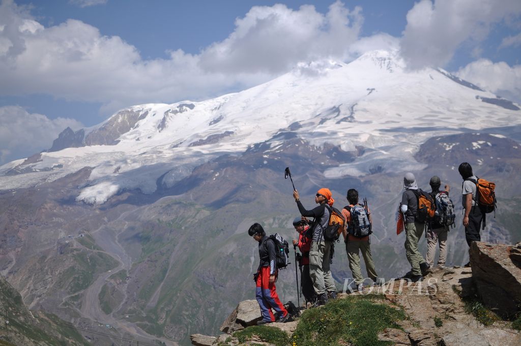 Pemotretan pada 10 Agustus 2010 ketika mendampingi Tim Ekspedisi Tujuh Puncak Dunia dari Wanadri di puncak bukit Cheget yang berlatar Gunung Elbrus, puncak gunung tertinggi di Eropa. Sebelum mendaki Elbrus, tim mempersiapkan diri dengan aklimatisasi ke Cheget di selatan Elbrus yang masuk wilayah negara bagian Kabardino-Balkaria, Rusia.