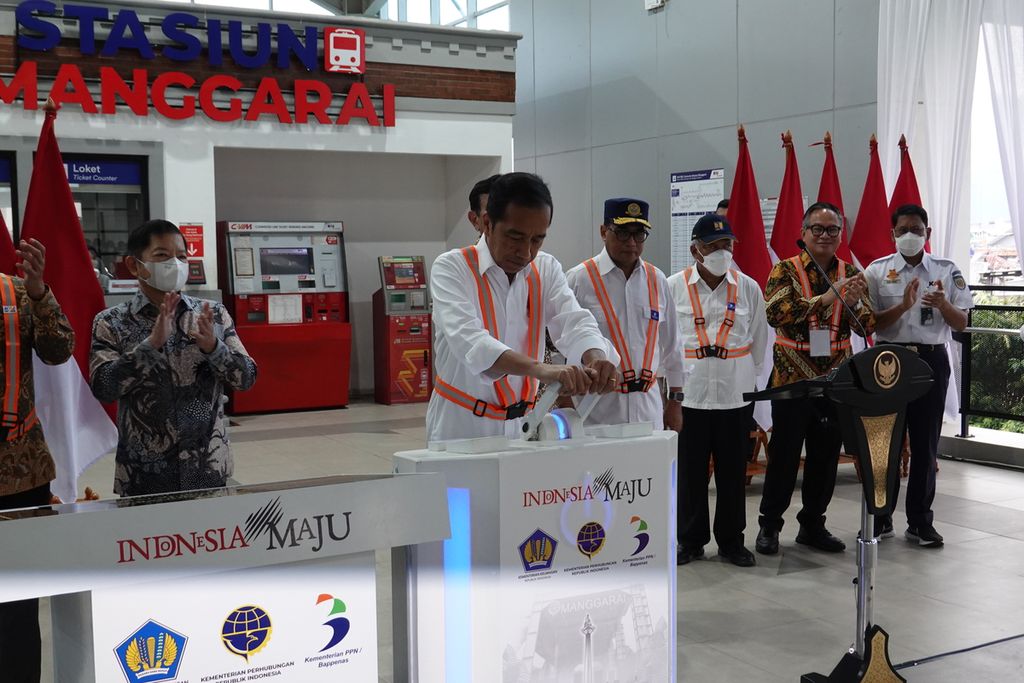 Presiden Joko Widodo meresmikan pengembangan Stasiun Manggarai Tahap 1, Senin (26/12/2022). Presiden Jokowi mengatakan, pengembangan Stasiun Manggarai sangat penting sebagai salah satu stasiun dengan lalu lintas kereta api tersibuk di Indonesia.