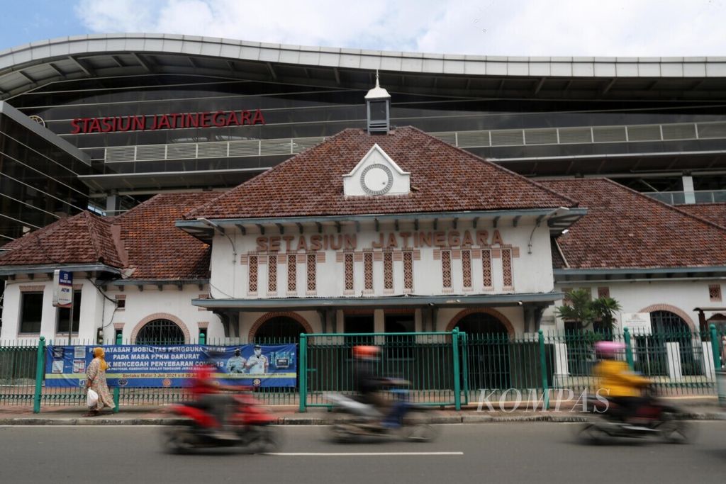 Pemerintah Provinsi DKI Jakarta menetapkan 14 obyek bangunan menjadi cagar budaya sepanjang 2020-2021. Dari 14 obyek itu, satu di antaranya Stasiun Jatinegara. Beberapa kriteria penentuan untuk menjadi cagar budaya adalah berusia di atas 50 tahun, memiliki arti khusus bagi sejarah, ilmu pengetahuan, pendidikan, agama, dan/atau kebudayaan. 