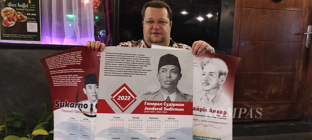 Ketua Ukrainian Initiave Yurii Kosenko dan sejumlah poster bergambar tokoh Indonesia. Ia mencetak lalu membagikan poster itu kepada berbagai pihak di Ukraina dan Indonesia.