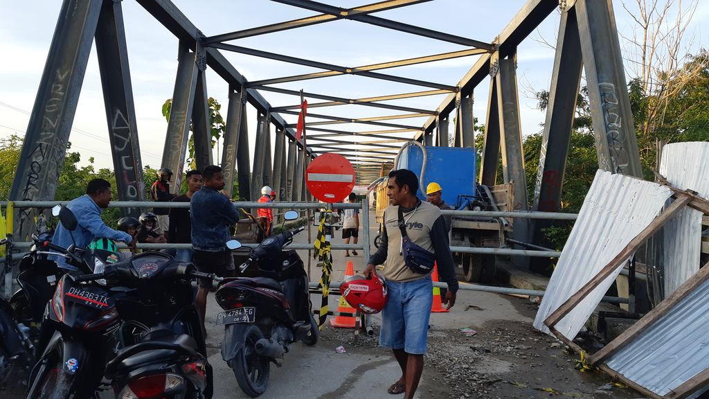 Jembatan yang membentang di atas aliran Sungai Benenai di Kabupaten Malaka, Nusa Tenggara Timur, belum bisa dilalui kendaraan seperti pada Selasa (11/1/2022). Jembatan itu masih dalam perbaikan.