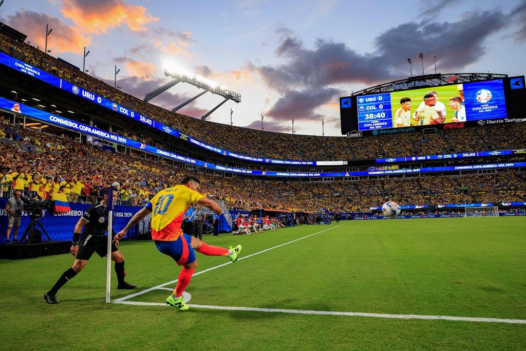  James Rodriguez mengambil sepak pojok pada pertandingan Copa America 2024 antara Kolombia dan Uruguay Bank of America Stadium,  Charlotte, North Carolina, Amerika Serikat, Rabu (10/7/2024). 