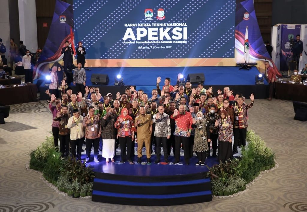 Para wali kota se-Indonesia yang tergabung dalam Apeksi melakukan Rapat Kerja Teknis Nasional di Makassar, Senin (7/11/2022). Rapat ini membahas berbagai permasalahan yang dihadapi kota.