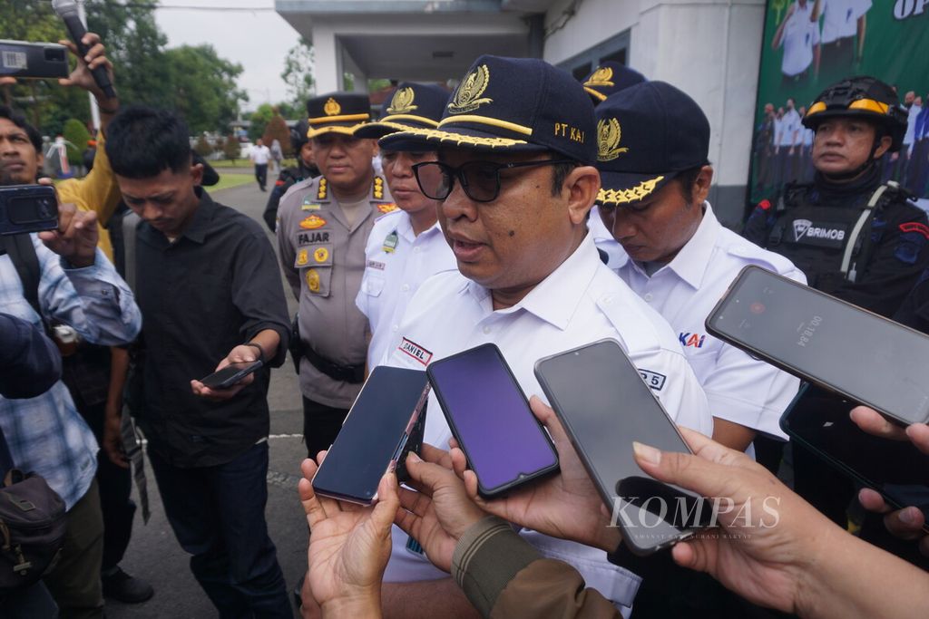 Vice President PT KAI  Daop 5 Purwokerto Daniel J Hutabarat memberikan keterangan pers setelah Apel Gelar Pasukan Angkutan Lebaran 2023 di Purwokerto, Banyumas, Jawa Tengah, Jumat (14/4/2023).