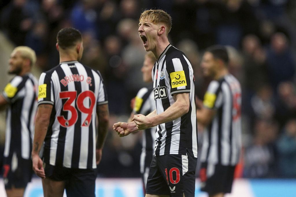 Gelandang Newcastle United, Anthony Gordon, merayakan gol yang dicetak ke gawang Arsenal pada laga Liga Inggris di St James’ Park, Newcastle, 4 November 2023.  Memori gol kontroversial ini akan menjadi bumbu saat kedua tim kembali bertemu di tempat yang sama, Sabtu (2/11/2024).  