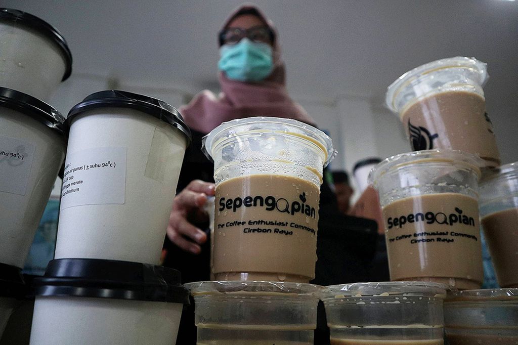 Komunitas Sepengopian Cirebon Raya memberikan 150 gelas kopi susu dan 2 kilogram bubuk kopi kepada petugas di posko koordinasi penanganan Covid-19 di Public Safety Center (PSC) 119, Kota Cirebon, Jawa Barat, Senin (6/4/2020). 
