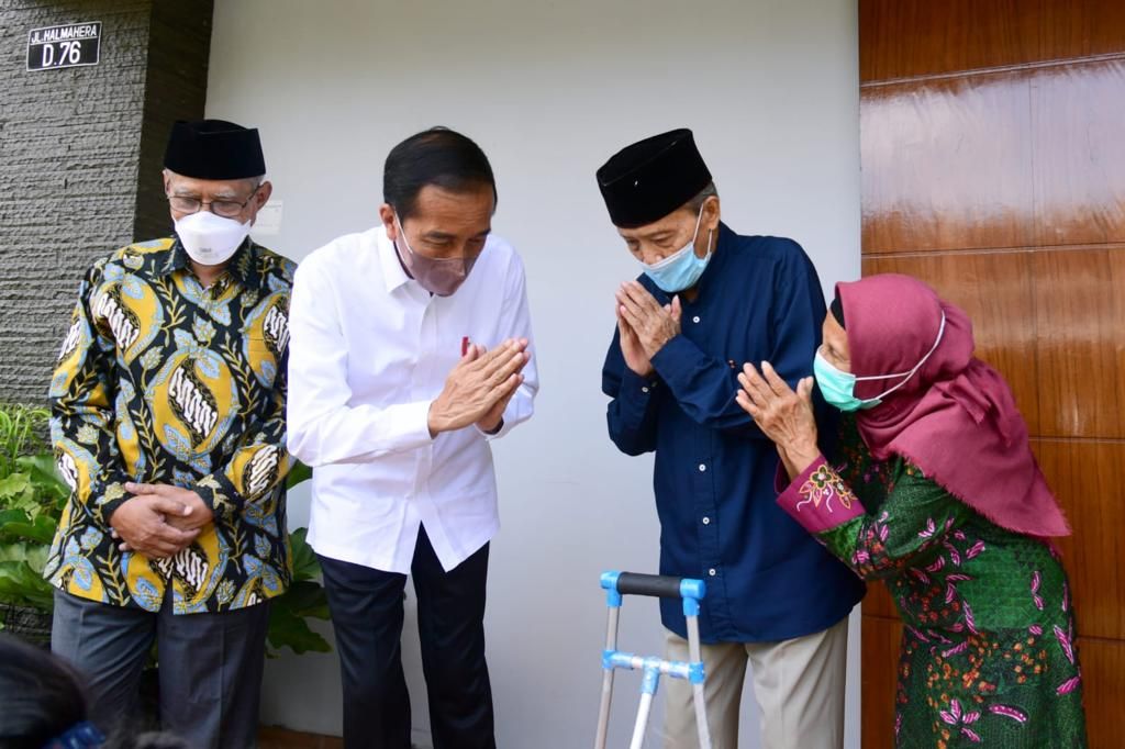 Presiden Joko Widodo menjenguk mantan Ketua Umum PP Muhammadiyah Ahmad Syafii Maarif atau biasa disapa Buya Syafii di kediamannya di Kabupaten Sleman, pada Sabtu, 26 Maret 2022.