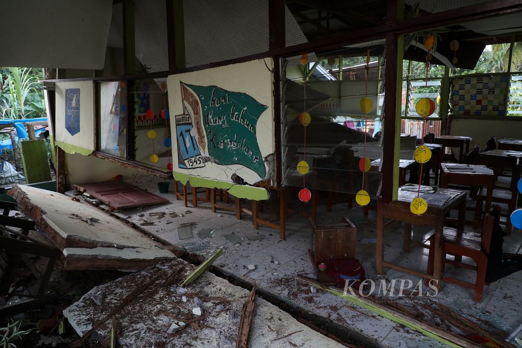 Salah satu ruang kelas yang rusak akibat gempa di Nagari Kajai, Kecamatan Talamau, Kabupaten Pasaman Barat, Sumatera Barat, yang rusak akibat gempa dengan Magnitudo 6,1, Sabtu (26/2/2022). Tas sekolah masih banyak yang tertinggal di dalam kelas.