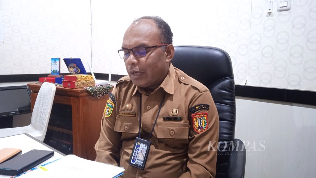 Kepala Dinas Kependudukan dan Pencatatan Sipil Kota Jayapura Raymond Mandibondibo memaparkan cakupan perekaman KTP elektronik di Kota Jayapura, Papua, Kamis (27/4/2023).