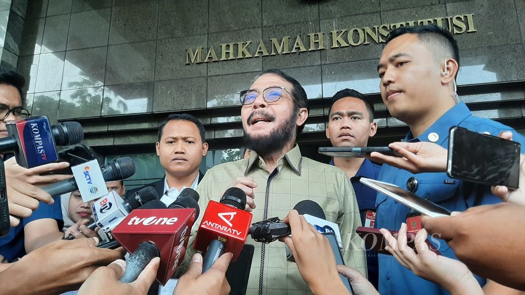 Ketua Mahkamah Konstitusi Anwar Usman seusai diperiksa oleh Majelis Kehormatan Mahkamah Konstitusi memberikan keterangan pers di Gedung MK, Jakarta, Jumat (3/11/2023).