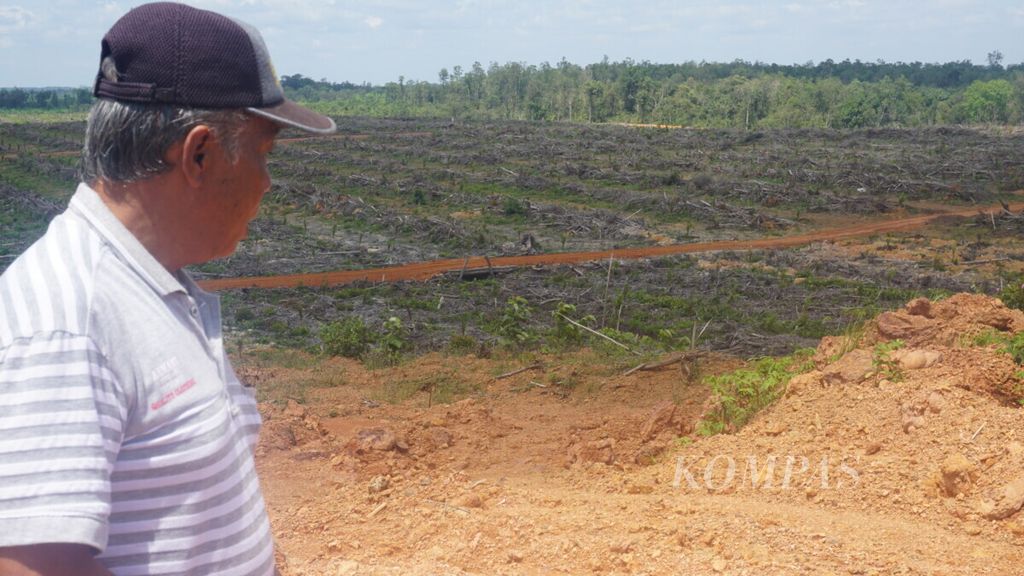 Wardian, warga Desa Smebuluh, Kabupaten Seruyan, Kalteng, meratapi kebunnya yang digusur perusahaan perkebunan pada Agustus 2018. Konflik antara masyarakat dan perusahaan perkebunan sawit di Kalteng masih tinggi.