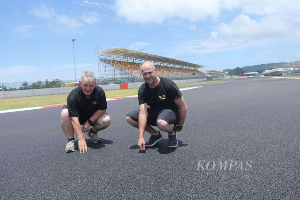 Paving and track surface testing specialists from consultant Roads Runways Racetracks or R3, David Woodward (left) and Campbell Waddell, became key figures in the re-paving of the Mandalika Circuit in the 16.5 to 5.5 bend segment along the 1.602 kilometer. They brought the science to make sure the asphalt mixture is strong and the aggregate doesn't come off, so that it can be used to hold the MotoGP race on March 18-20. This photo was taken at the Mandalika Circuit, Central Lombok, West Nusa Tenggara, Friday (11/3/2022)..