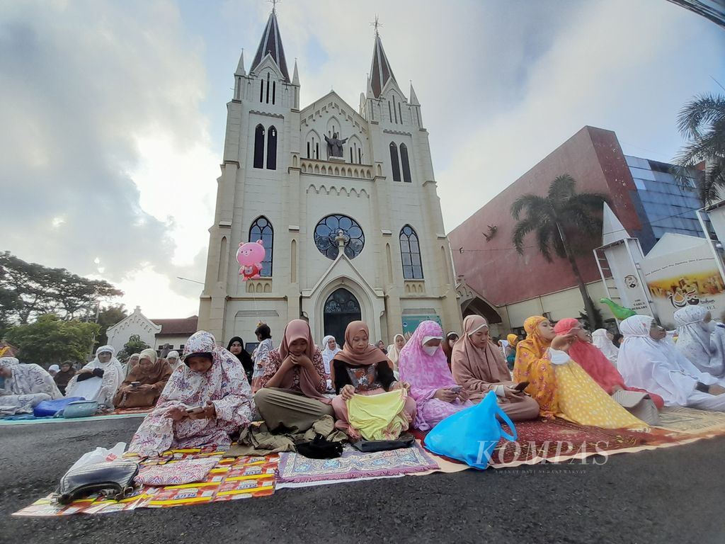 Apart from the Grand Jami Mosque, the Malang City Square, and the streets around the mosque, the 1444 H Eid al-Fitr congregants also utilized the courtyard of the Holy Jesus Sacred Parish Catholic Church in Kayutangan, on Saturday (22/4/2023). The church opened its gates wide so that Muslims who performed Eid al-Fitr prayers could use the space.