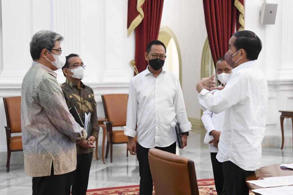 Presiden Joko Widodo berbincang seusai rapat internal dengan Kepala Otorita IKN Nusantara Bambang Susantono (ketiga dari kanan) dan Wakil Kepala Otorita IKN Dhony Rahajoe (paling kiri) di Istana Merdeka, Jakarta, Selasa (29/3/2022). Hadir pula Menteri Sekretaris Negara Pratikno (kedua dari kiri) dan Menteri Investasi Bahlil Lahadalia (kedua dari kanan).