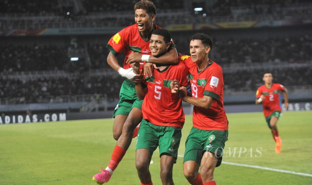 Pemain Maroko, Abdelhamid Ait Boudlal (tengah), merayakan gol ke gawang Indonesia dalam laga Grup A Piala Dunia U-17 2023 di Stadion Gelora Bung Tomo, Surabaya, Kamis (16/11/2023). Indonesia harus mengakui keunggulan Maroko dengan kalah 1-3. 