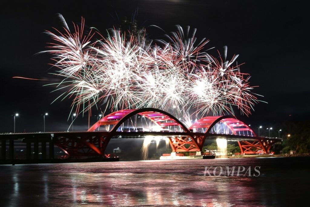 Pesta kembang api menghiasi Jembatan Youtefa, Jayapura, Papua, untuk menyemarakkan pembukaan PON Papua 2021, Sabtu (2/10/2021). Pesta olahraga nasional empat tahunan yang sempat tertunda akibat pandemi Covid-19 tersebut akan berlangsung sampai 15 Oktober 2021.
