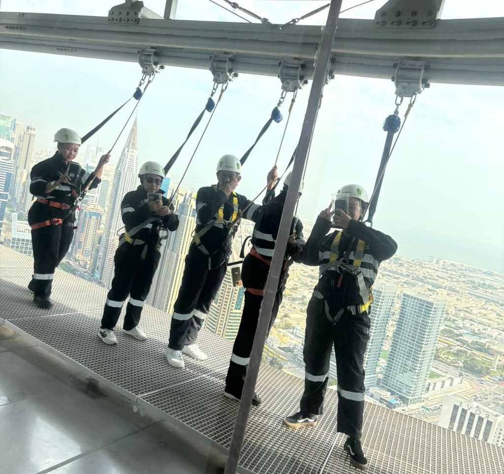 Peserta wisata Edge Walk, berjalan meniti sisi luar gedung pencakar langit Sky View di ketinggian 219,5 meter di Kota Dubai, Uni Emirat Arab, Sabtu (23/3/2024). Wisata ini memberikan pengalaman mendebarkan sekaligus menantang bagi peserta.