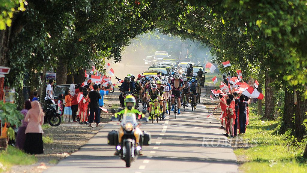 Para pelajar sekolah dasar di Desa Tanjung, Kabupaten Lombok Utara, Nusa Tenggara Barat, antusias menyambut  para pebalap Tour de Lombok Mandalika yang menjalani etape kedua, Jumat (14/4). Kehadiran para pebalap asing dengan kualitas yang tinggi di lomba balap sepeda ini menjadi pelajaran yang baik bagi pebalap sepeda Indonesia.