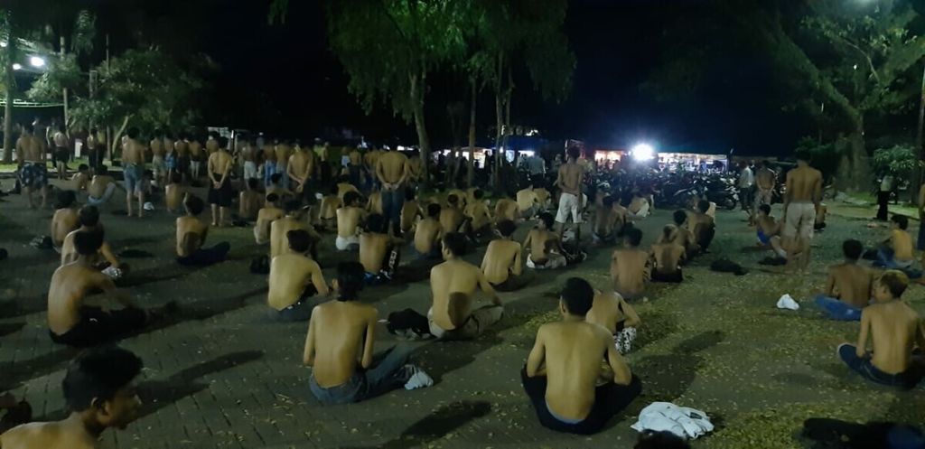 Ratusan pelajar yang menggelar balap liar di Kota Malang, Sabtu (11/4/2020) malam, diringkus tim gabungan Polresta Malang Kota, Korem, dan Pemkot Malang.