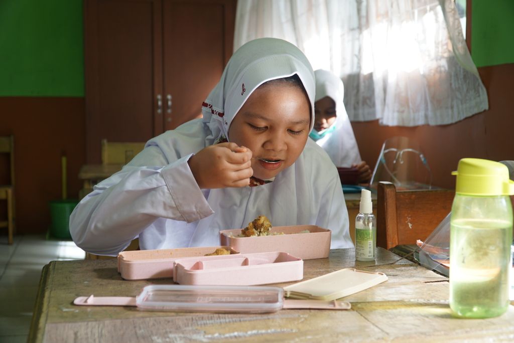 Siswa SD Percobaan Padang sedang menikmati bekal makanan saat jam istirahat, Kelurahan Ujung Gurun, Kecamatan Padang Barat, Padang, Sumatera Barat, Senin (4/1/2021). Saat sekolah tatap muka, siswa membawa bekal makanan dan tidak dibolehkan jajan.