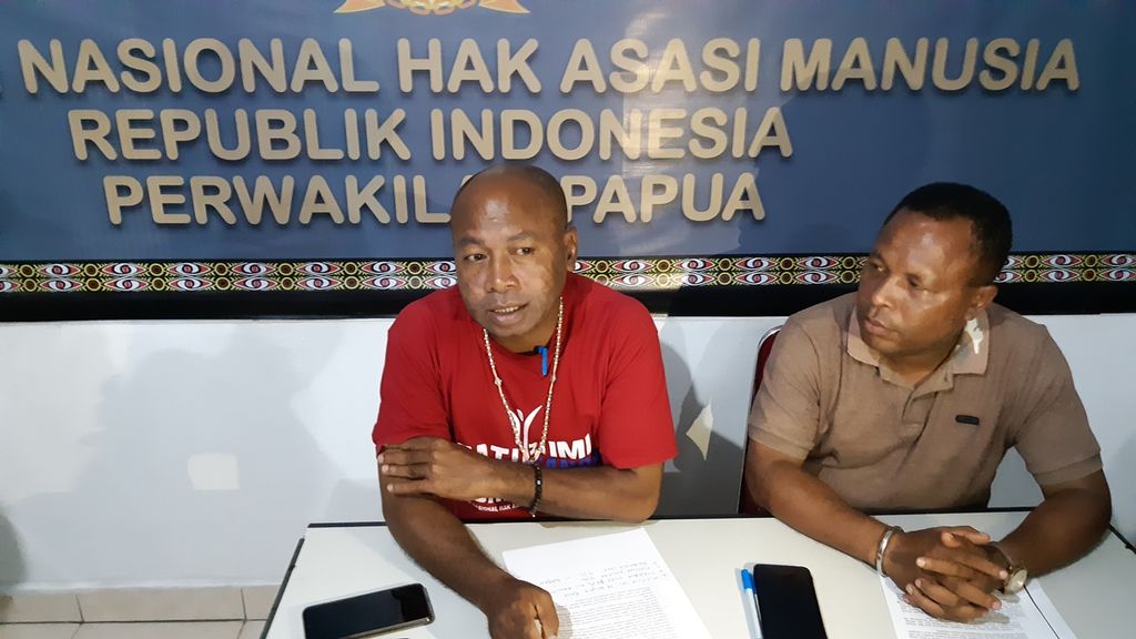 Kepala Perwakilan Komnas HAM Wilayah Papua Frits Ramandey (berbaju merah) bersama salah satu pegawainya.