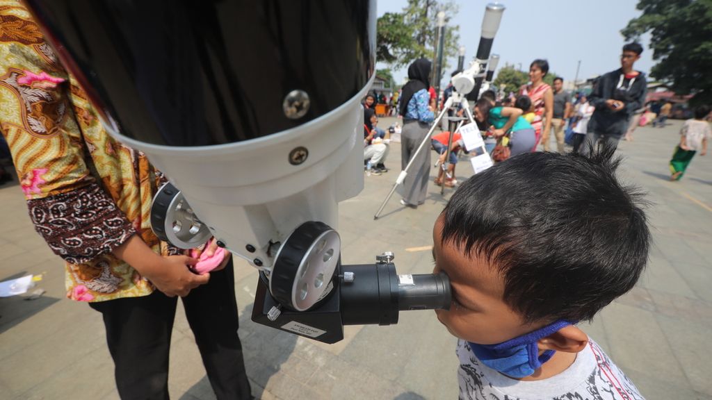 Warga mengamati fenomena gerhana matahari cincin dengan teleskop di kompleks Taman Ismail Marzuki (TIM), Jakarta Pusat, Kamis (26/12/2019). Sejumlah komunitas pemerhati astronomi menyediakan teleskop untuk pengamatan umum oleh masyarakat. 