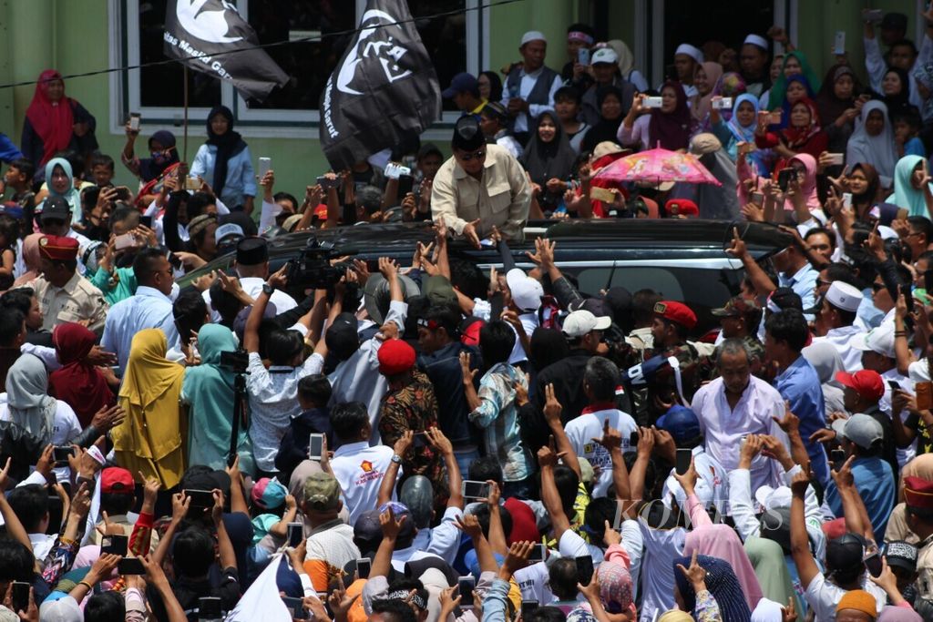 Calon presiden nomor urut 2, Prabowo Subianto, menyalami pendukungnya menjelang Pemilu 2019 di Pondok Pesantren Darussalam, Kabupaten Garut, Jawa Barat, Sabtu (9/3/2019). 