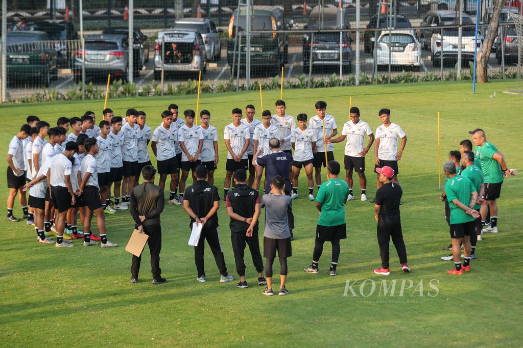 Para pemain tim Indonesia U-17 mendengarkan instruksi pelatih dalam sesi latihan di Lapangan Sepak Bola A Senayan, kompleks Stadion Gelora Bung Karno, Jakarta, Sabtu (16/9/2023). 