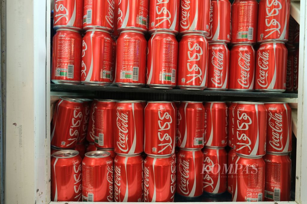 Minuman soda memakai nama jenama Coca Cola, berikut dalam versi tulisan Farsi, yang dijual di sebuah restoran di Isfahan, Iran, 6 Februari 2023. 