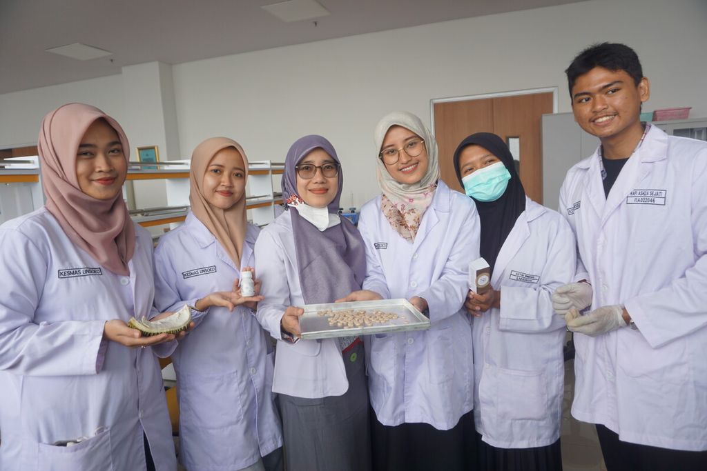 Mahasiswi dan mahasiswa Universitas Jenderal Soedirman mengolah kulit durian jadi tablet kumur penyegar mulut di Purwokerto, Banyumas, Jawa Tengah, Jumat (1/9/2023).