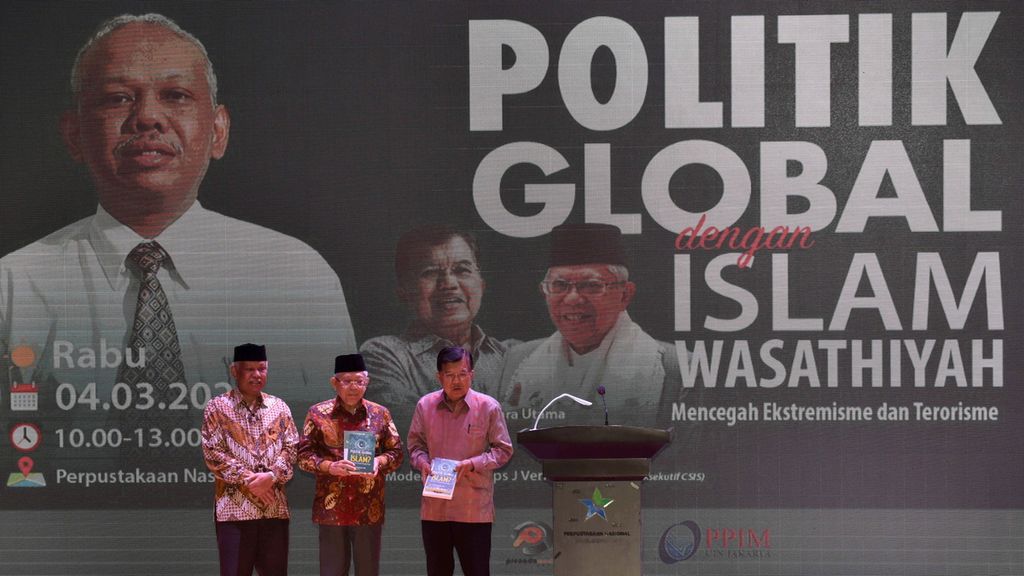 Guru Besar UIN Syarif Hidayatullah Azyumardi Azra (kiri) memberikan buku kepada Wakil Presiden Ma'ruf Amin (tengah) bersama Wakil Presiden ke-10 dan 12 Jusuf Kalla dalam acara tasyakuran dan peluncuran 8 buku Azyumardi Azra bertema Politik Global dengan Islam Wasathiyah, Mencegah Ekstremisme dan Terorisme di Perpustakaan Nasional, Jakarta, Rabu (4/3/2020). Kegiatan tersebut bertepatan dengan ulang tahun ke-65 Azyumardi. 