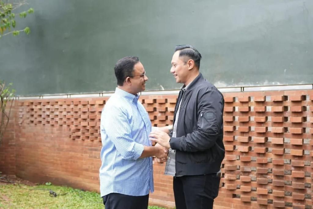Ketua Umum Dewan Pimpinan Pusat Partai Demokrat Agus Harimurti Yudhoyono mengunjungi kediaman Anies Baswedan di Jakarta, Selasa (21/3/2023).