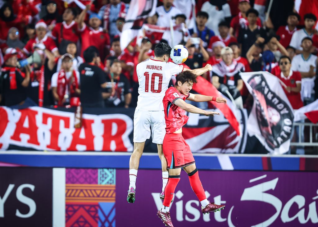 Indonesian player Justin Hubner competes in the air with a South Korean player during the quarter-final match of the 2024 AFC U-23 Cup at the Abdullah bin Khalifa Stadium in Doha, Qatar on Friday (26/4/2024) early morning WIB. Indonesia defeated South Korea through a penalty shoot-out. Indonesia will face Uzbekistan in the semi-final match on Monday (29/4/2024).
