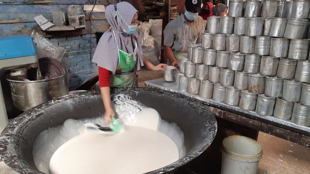 Pekerja membuat adonan tutun jelang perayaan Imlek 2022 di salah satu sentra pembuatan kue Bandar Lampung, Lampung, Senin (24/1/2022). Tahun ini, permintaan kue tutun meningkat dibandingkan tahun lalu.