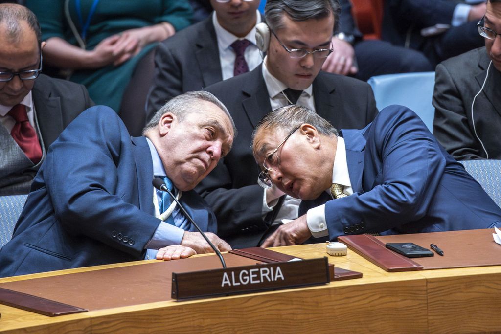 Duta Besar Aljazair untuk PBB Amar Bendjama (kiri) berbicara dengan Duta Besar China untuk PBB Zhang Jundi seusai pemungutan suara atas rancangan resolusi yang diusulkan Amerika Serikat dalam sidang Dewan Keamanan PBB di Markas Besar PBB, New York, AS, Jumat (22/3/2024). 