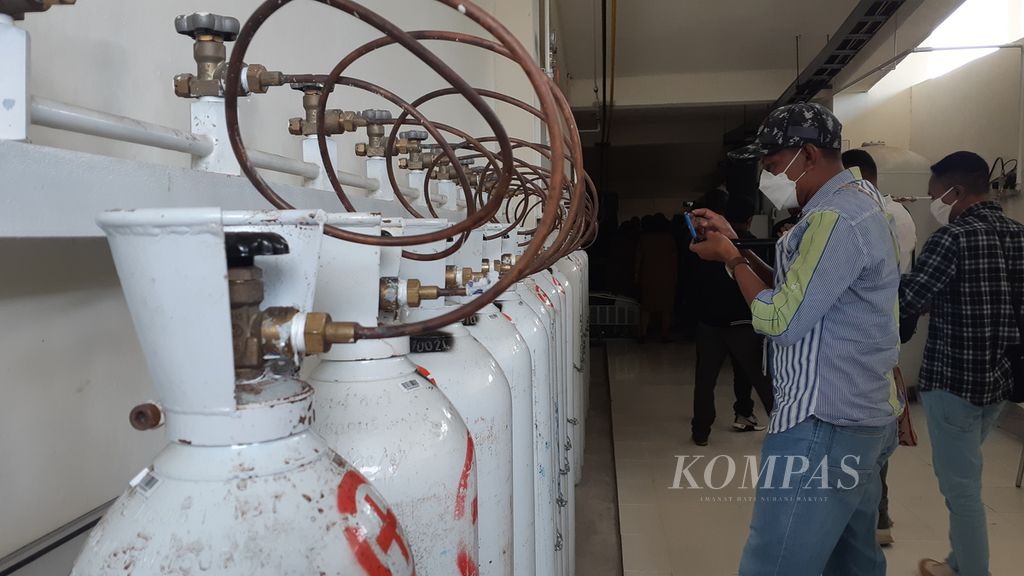 Ketersediaan stok tabung oksigen di Rumah Sakit Umum Daerah SK Lerik, Kota Kupang, Nusa Tenggara Timur, Selasa (8/2/2022),
