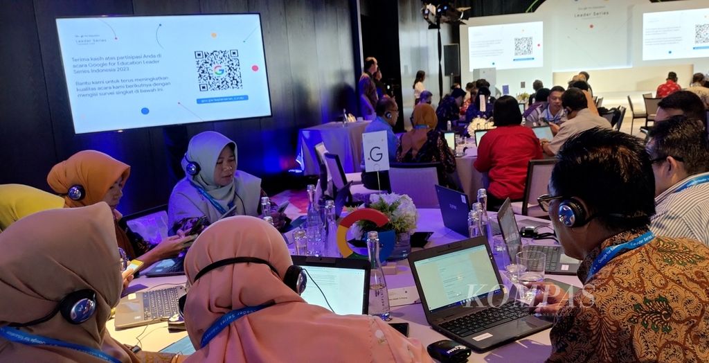 Guru dari berbagai daerah di Indonesia diajak untuk mulai mengoptimalkan teknologi digital dalam pembelajaran. Para guru mendapatkan kesempatan untuk menjelajahi fasilitas pembelajaran di <i>chromebook </i>yang semakin banyak dikirimkan ke sekolah-sekolah oleh Kemendikbudristek bekerja sama dengan Google for Education. 