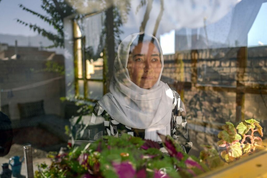 Dalam foto yang diambil pada 14 Oktober 2021 ini, seorang anak perempuan Afghanistan yang bernama Amena berada di rumahnya di kota Kabul. Ia dilarang bersekolah sejak Taliban merebut kekuasaan negara pada Agustus 2021.                          