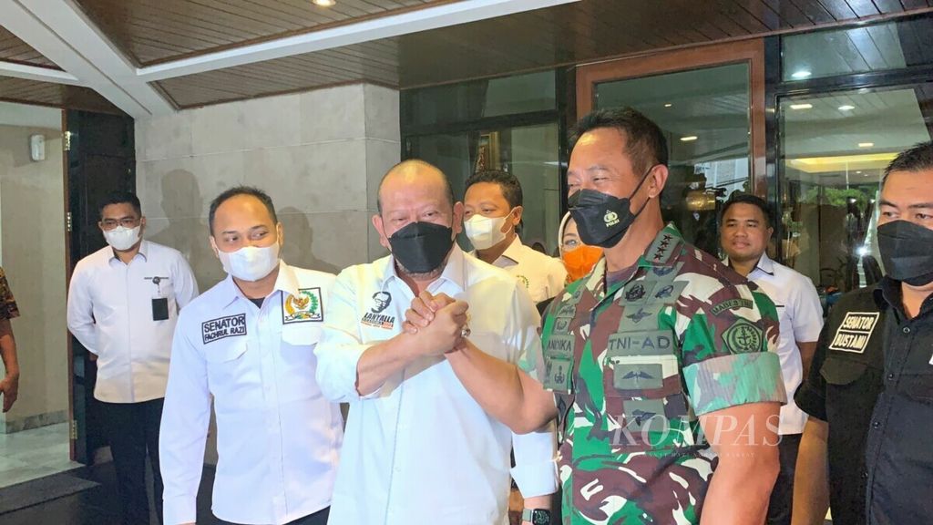 Ilustrasi : Panglima TNI Jenderal Andika Perkasa menemui Ketua DPD RI La Nyalla Mattalitti di rumah dinas Ketua DPD, di sekitar Kuningan, Jakarta, Rabu (24/11/2021).